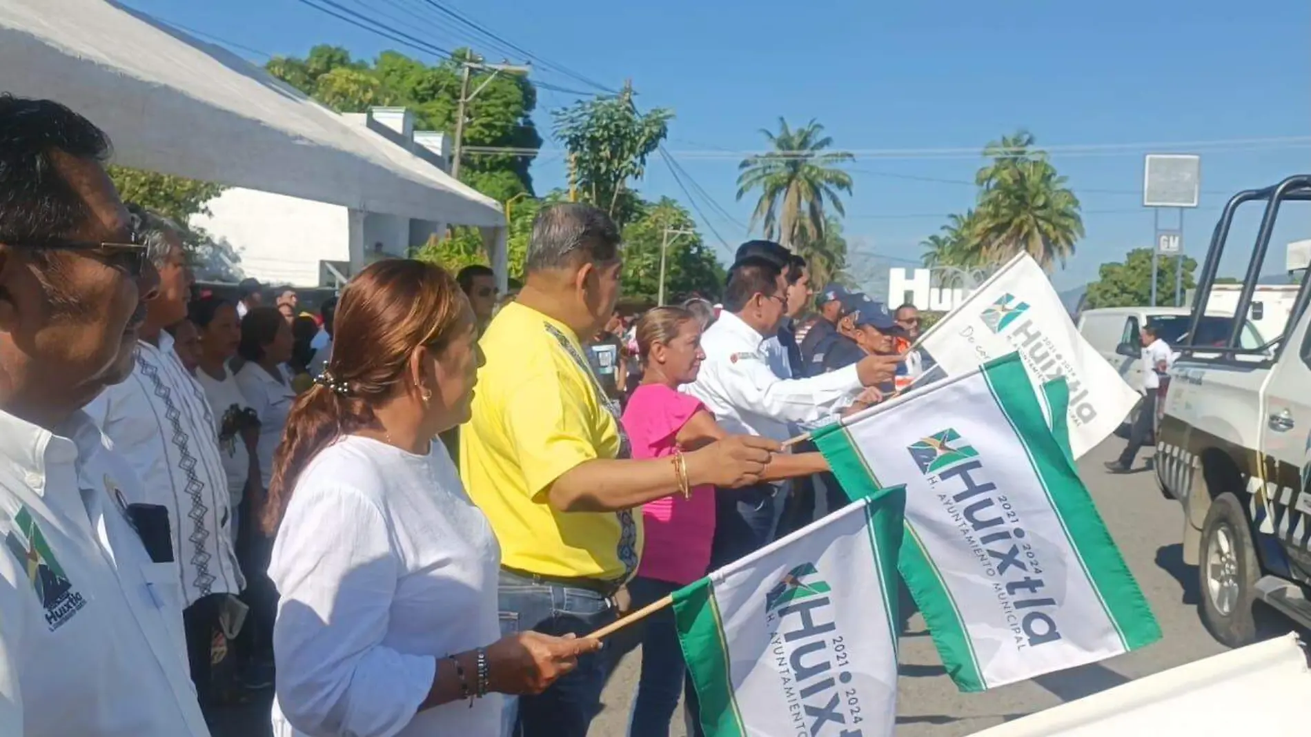 autoridades dando el banderazo de salida del operativo Guadalupe-Reyes